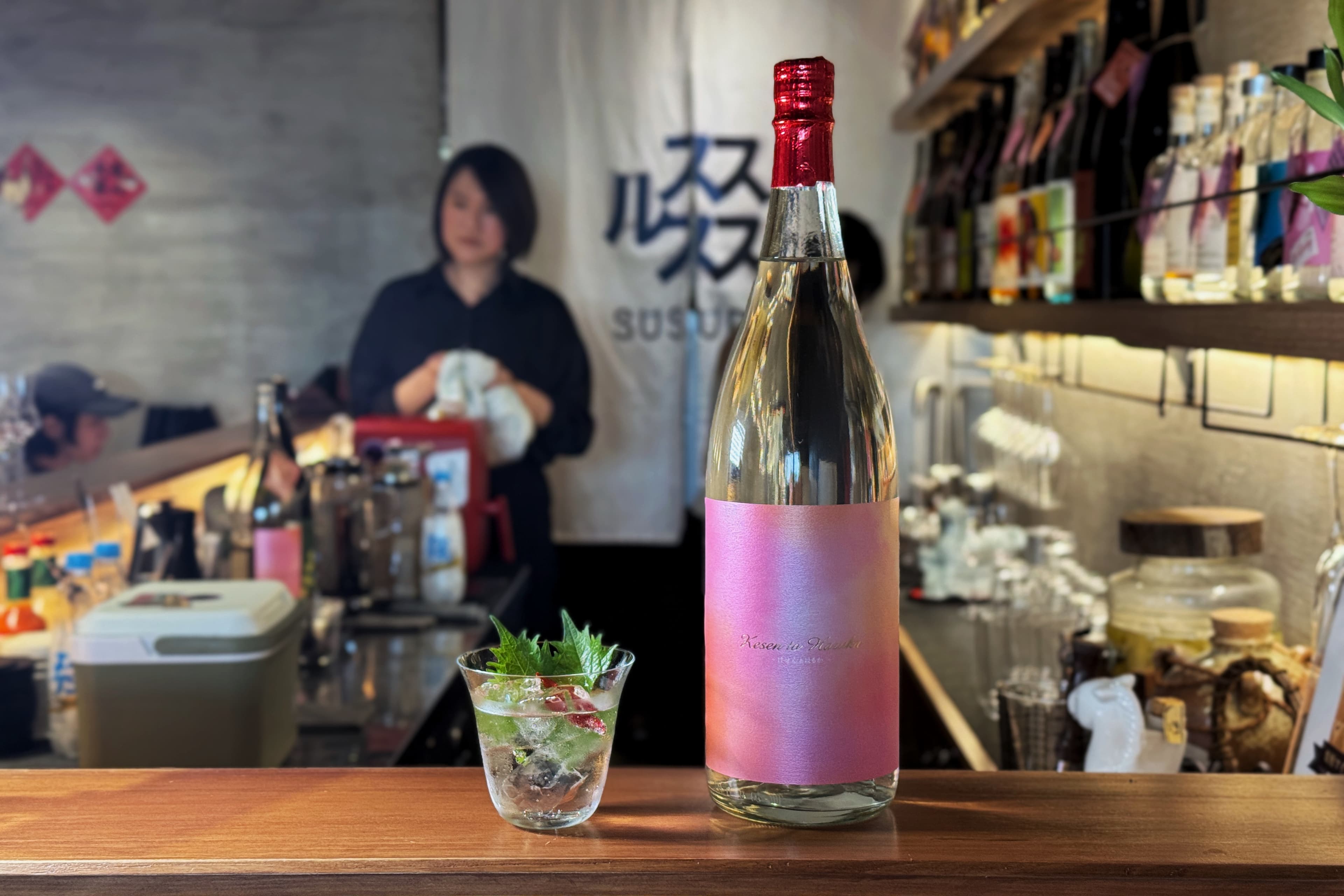 天星「Kesen to Haruka芋燒酎」以鹿兒島香木「Kesen」入酒,帶出肉桂與木質調性,並結合紅春香地瓜釀造,香氣介於蒸地瓜與杏桃果醬之間,尾段帶微薄荷清涼感;推薦喝法可加入氣泡水,並以乾辣椒與紫蘇葉增添草本層次。