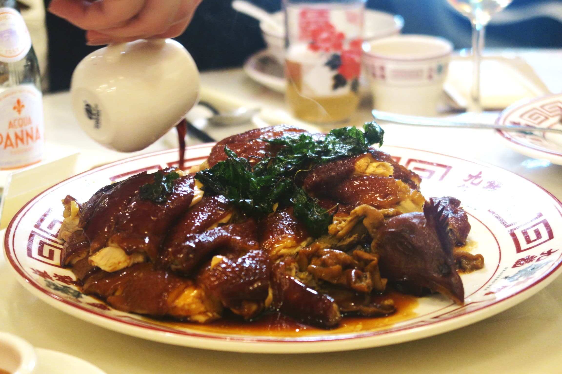 「龍井茶燻雞」渲染清新茶香,擺上酥炸的茶葉,口感很高級。(港幣408元/份,約NT$1,654,需預訂)