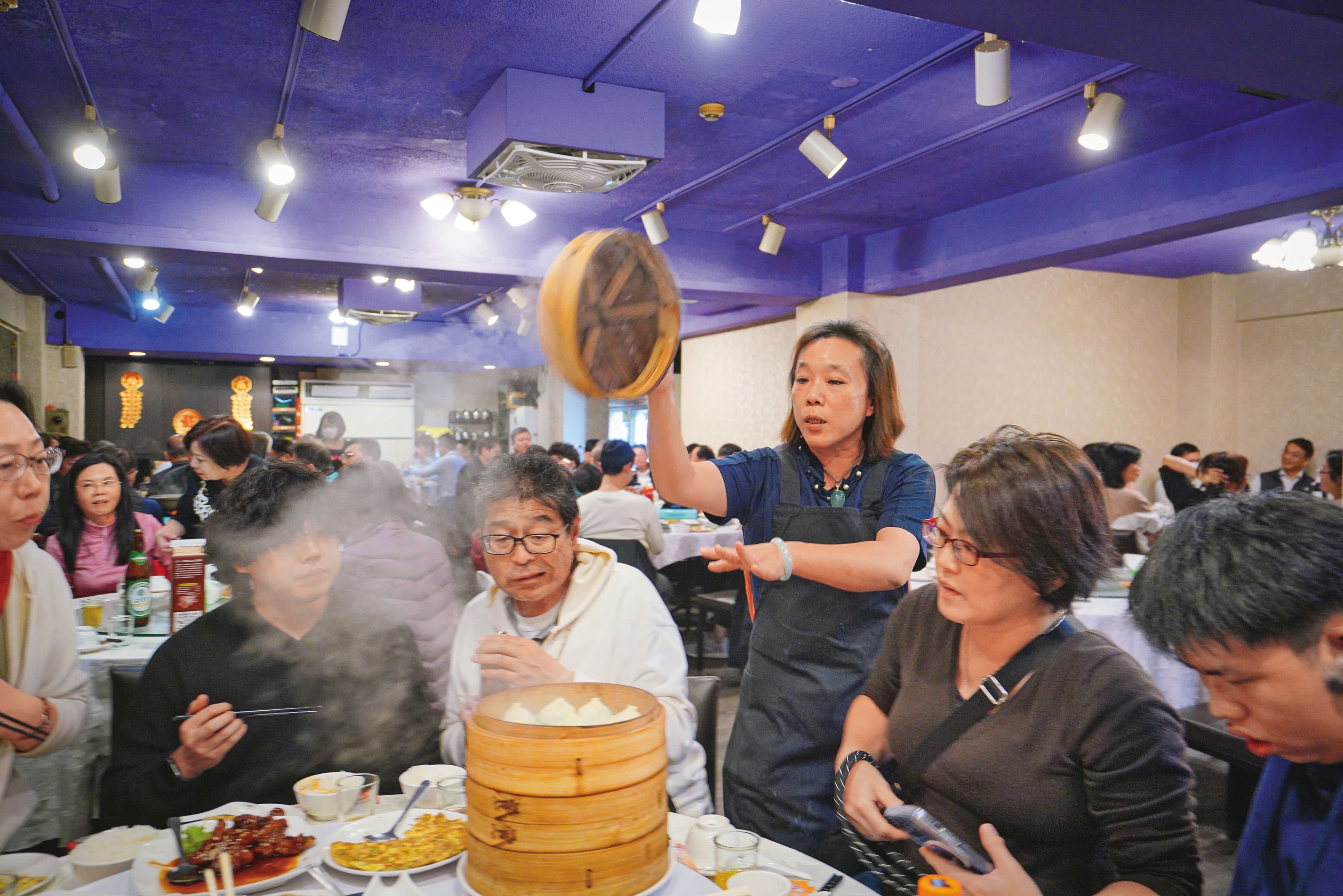 →開店10年後請到上海菜師傅,才開賣小籠湯包,如今是老客人必點。李淑燕學會後便多由她親包。(絲瓜蝦仁200元/籠)