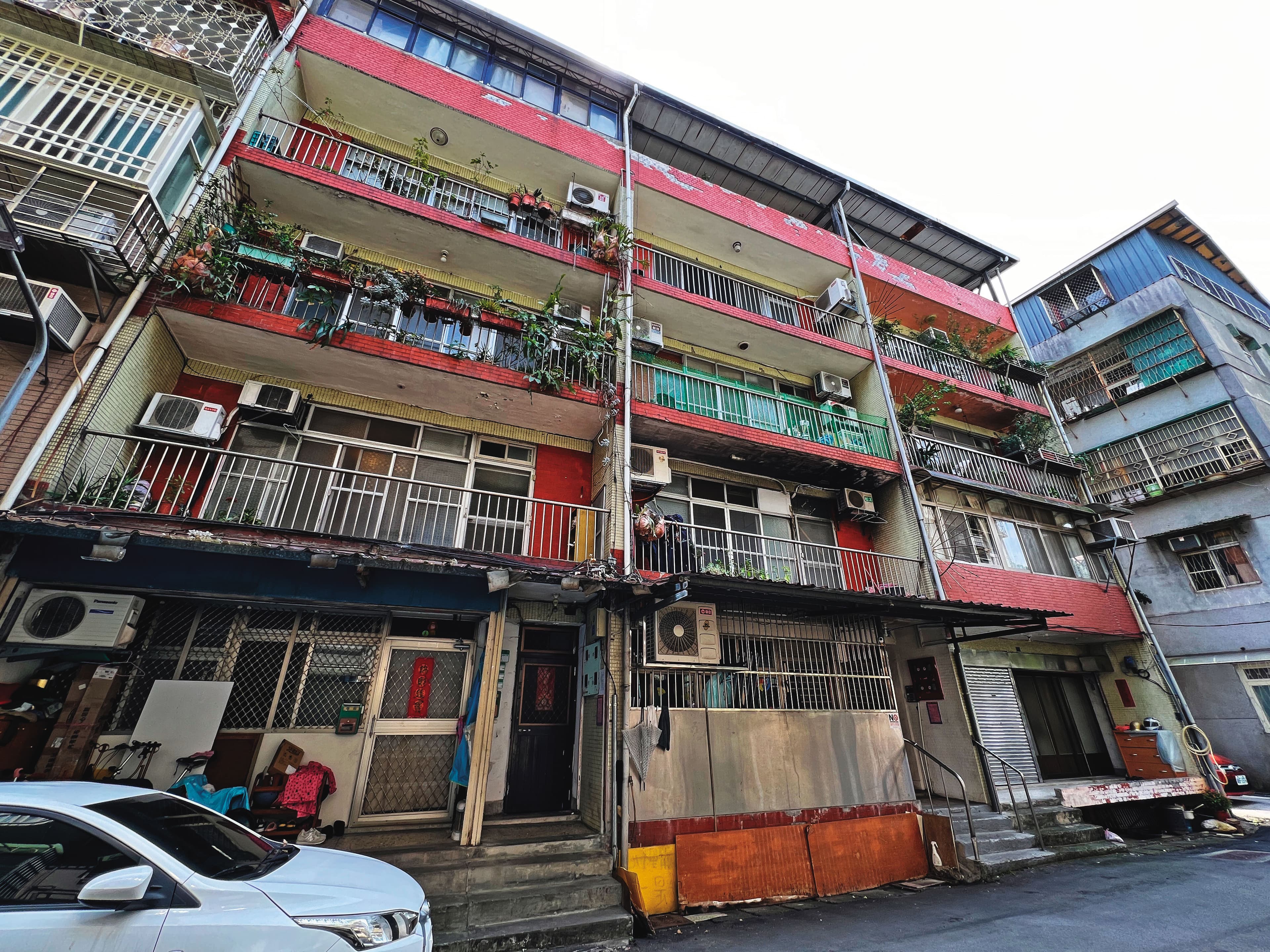 劉姓保母家族擁有3棟房子(圖),姊妹原本負責照顧5個兒童,虐死剴剴後已被終止照護。