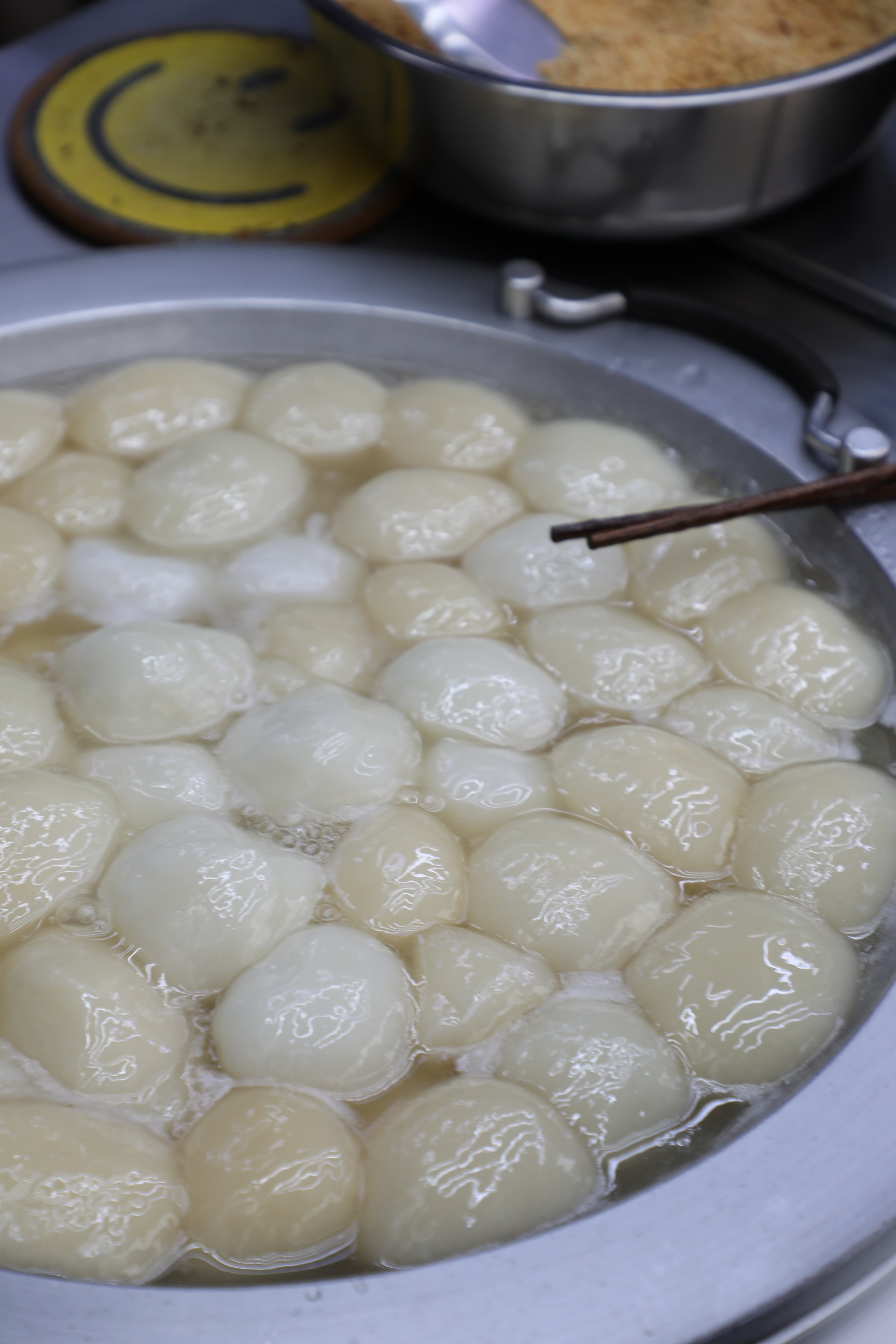 大鍋裡泡著麻糬,一顆顆白白胖胖很誘人。