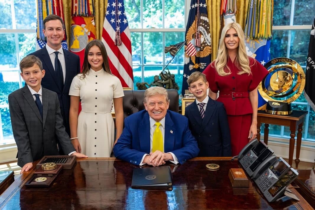 伊凡卡一家五口和老爸川普,在白宮合照。(翻攝ivankatrump IG)