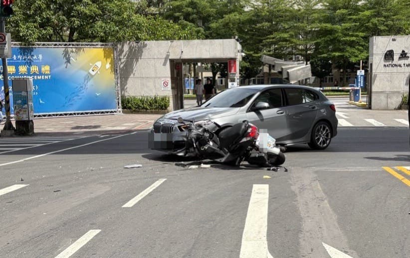 警方調查,肇事孫男在路邊接乘客上車後便連續跨越兩車道肇事。翻攝畫面