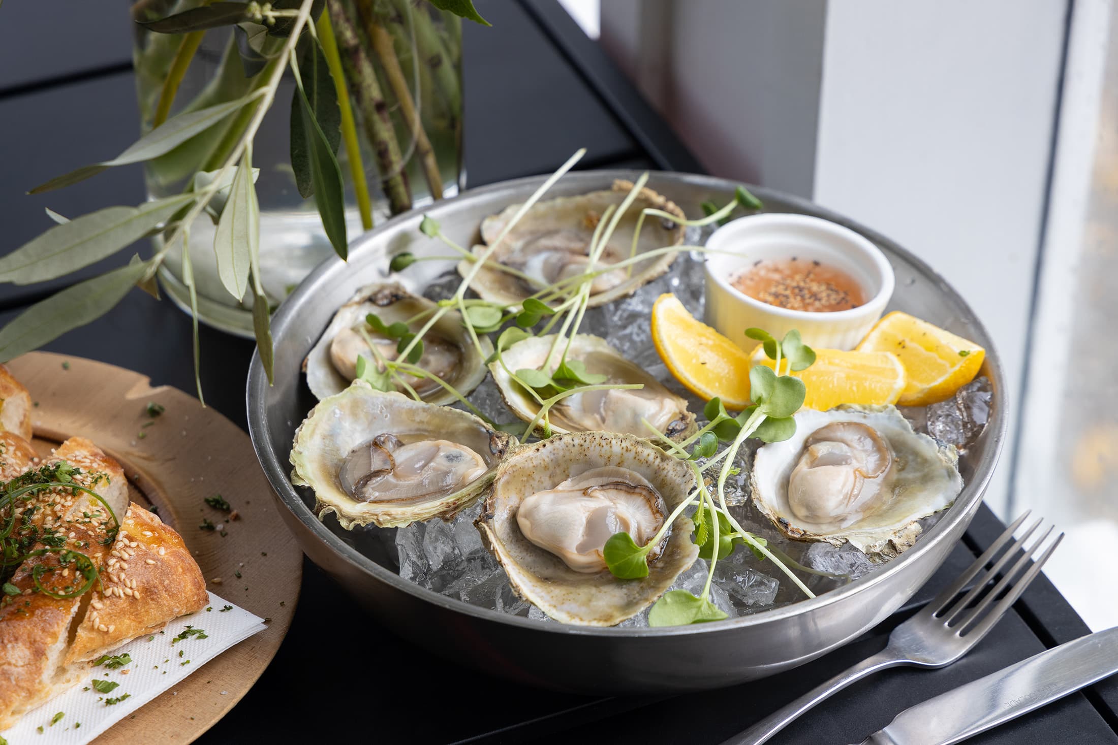 「Oysters Champagne Vinaigrette」能品嘗紐西蘭布拉夫(Bluff)生蠔,飽滿的海味與脆彈的肉質,被譽為是「南太平洋的魚子醬」。(紐幣65元/大份,約 NT$1,256)