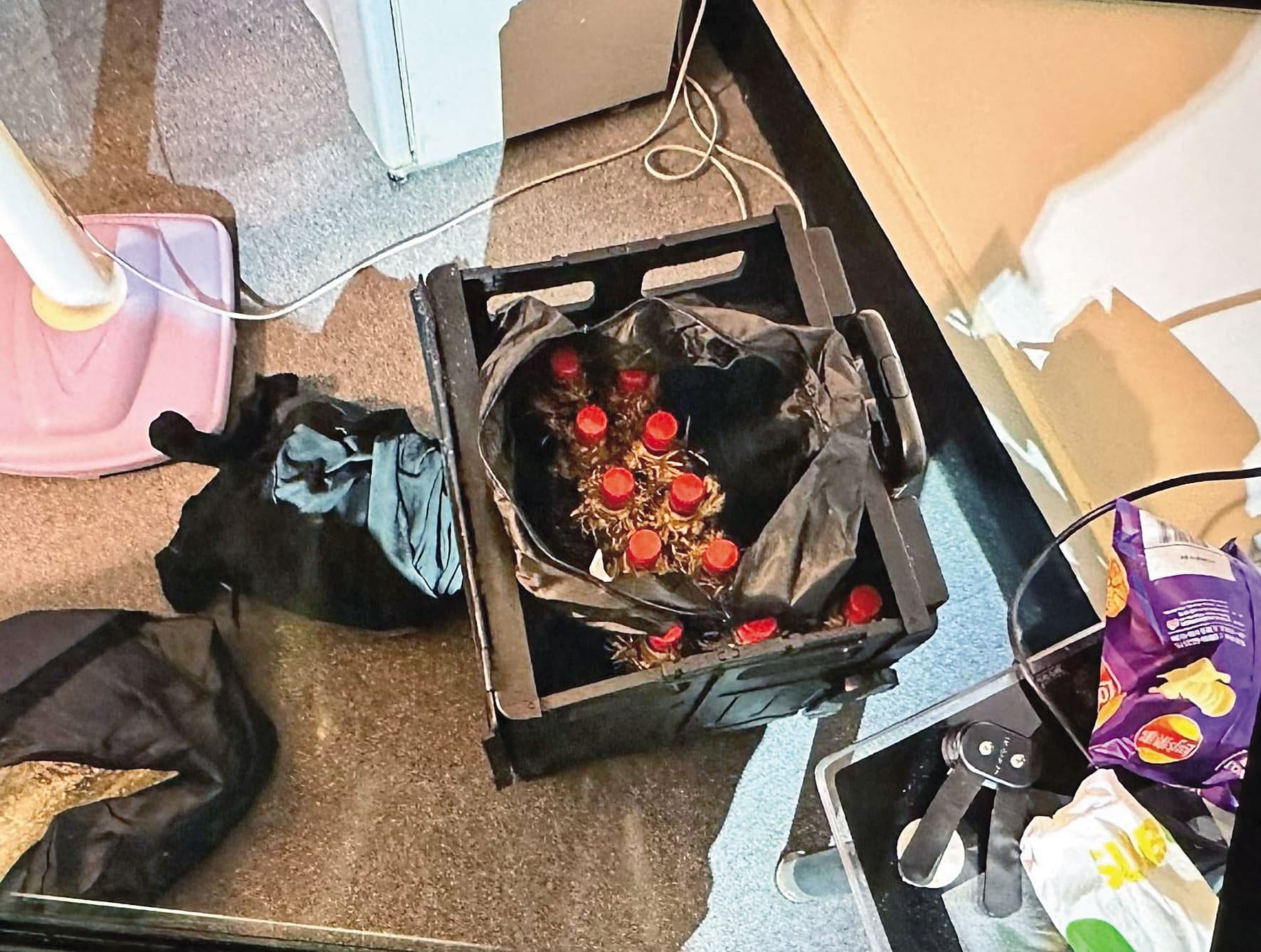 警方在張文藏匿的旅館房間內,起出大量未使用的汽油彈。(北市警局提供)