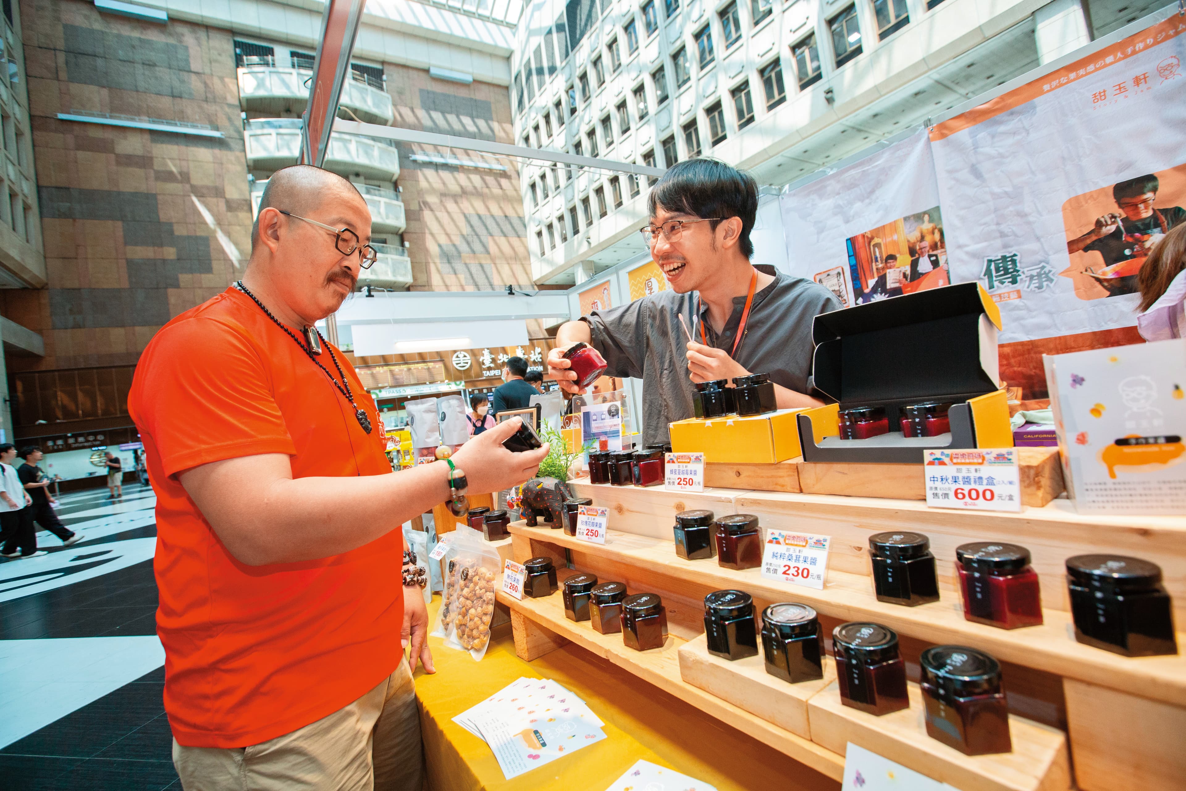 林韡勳(右)開店後仍積極參加市集擺攤,不放過任何宣傳自家果醬的機會。