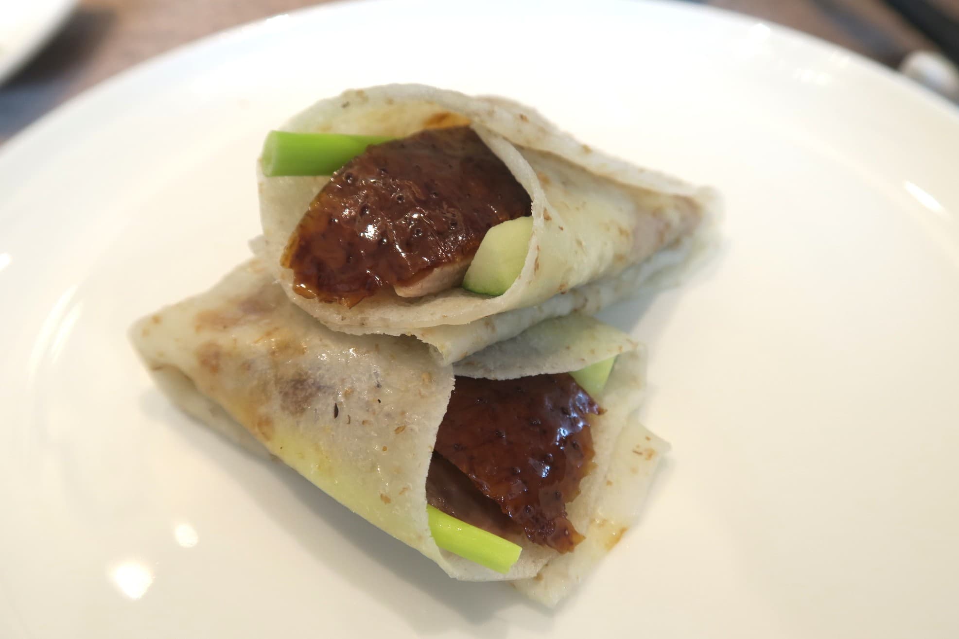 軟糯熱燙的餅皮包入甜麵醬、蔥絲與帶皮鴨肉,融合成一口完整的美味。