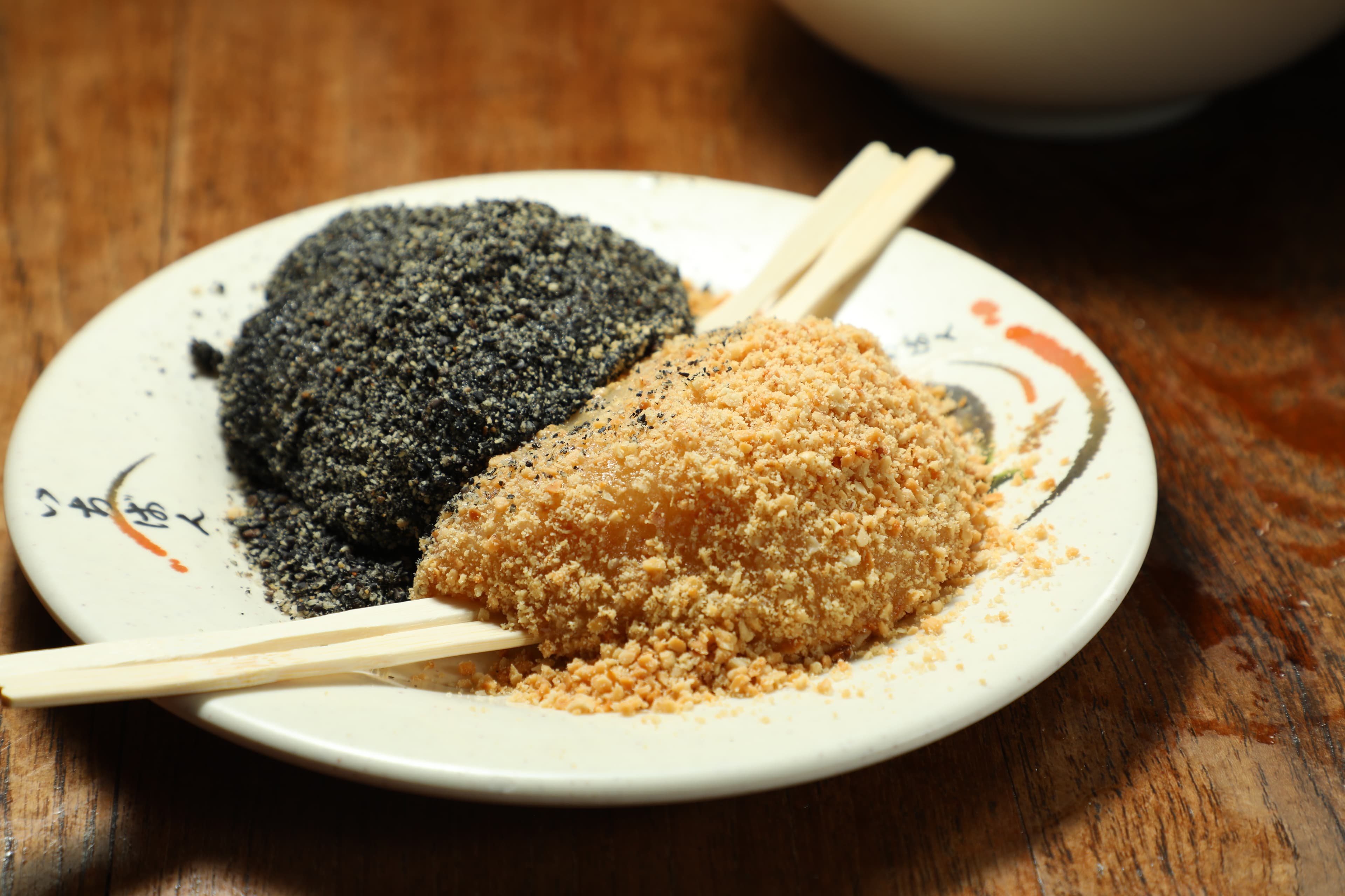 燒麻糬有芝麻、花生、綜合三種口味。(皆30元/顆)