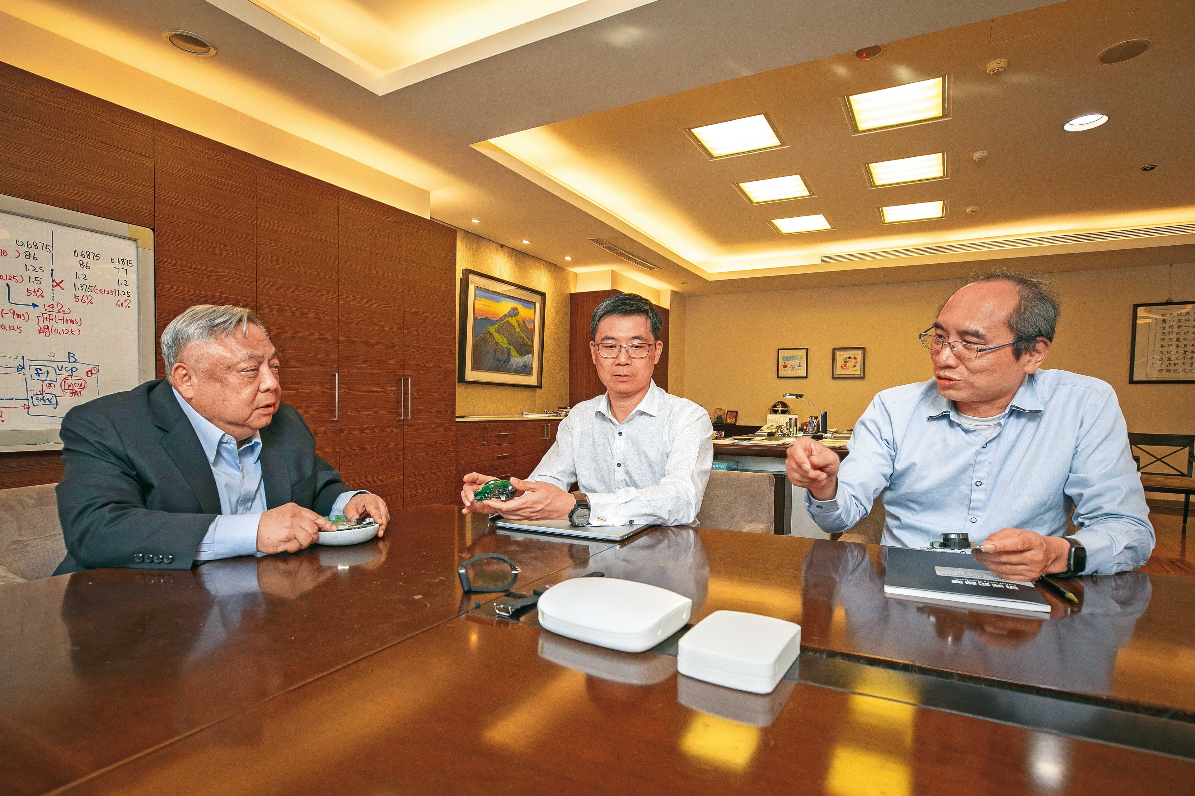 張再發(左)今年75歲,仍堅持「996」(朝9晚9,週六也上班),固定與技術長陳怡凱(中)、軟體處長何政達(右)開會把關產品。