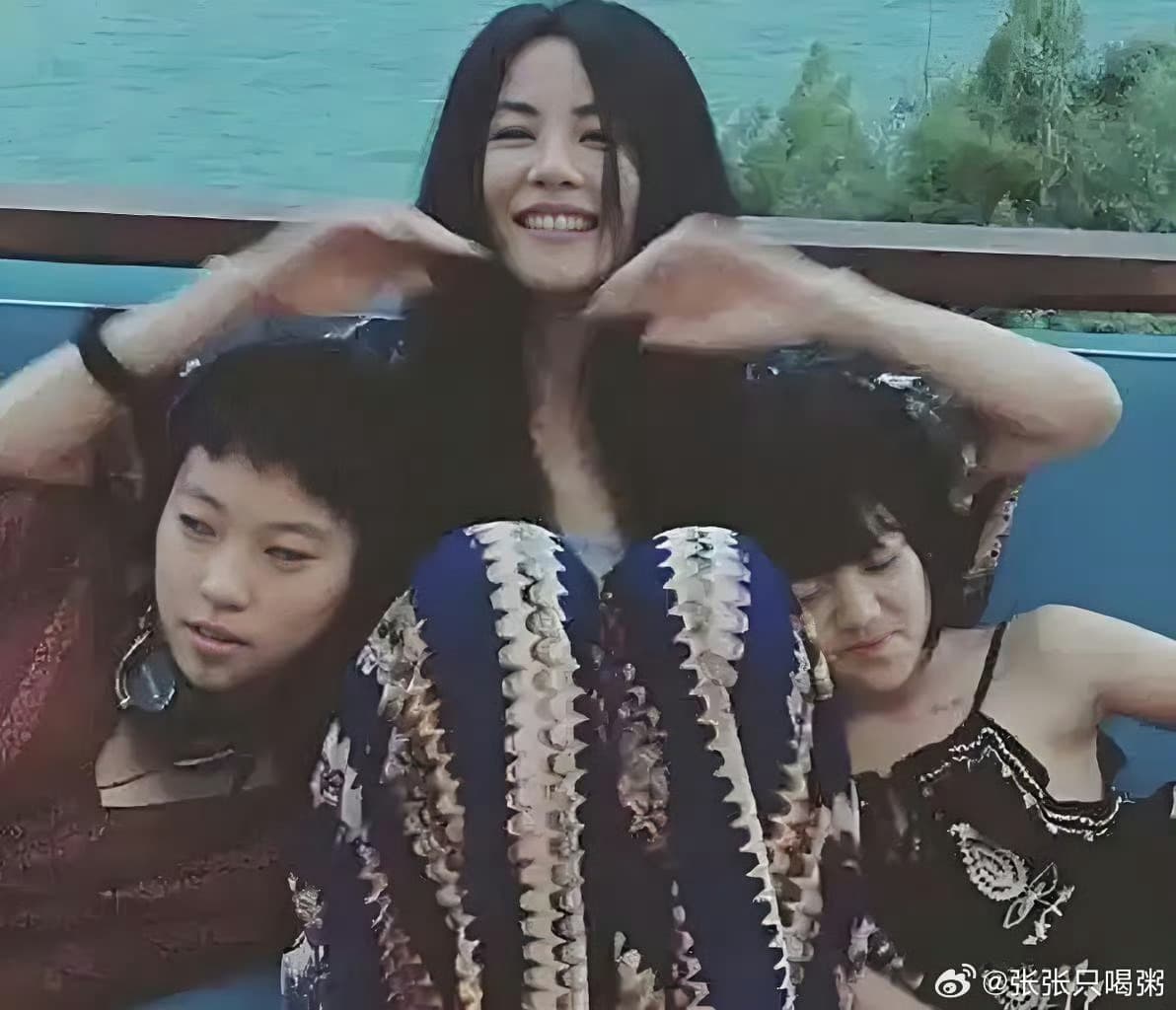 雖然有不同父親,但竇靖童與李嫣從小關係就十分親密,王菲功不可沒。(網路圖片)