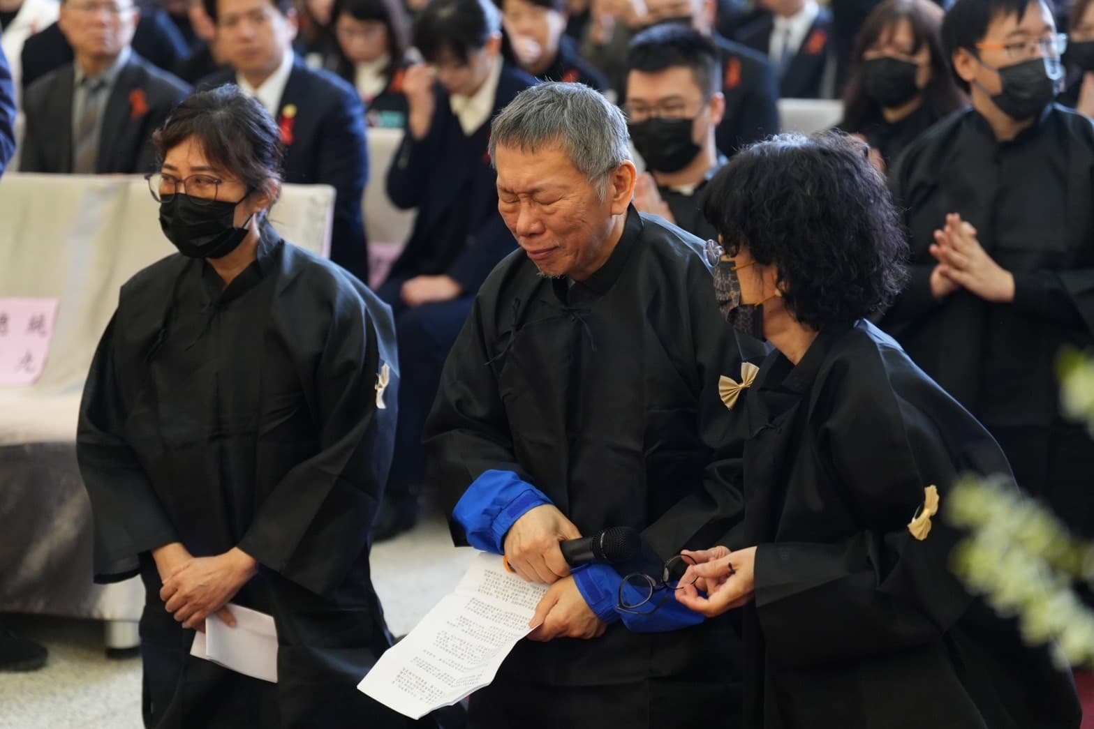 柯文哲在羈押期間被允許未戴戒具奔喪。(民眾黨提供)