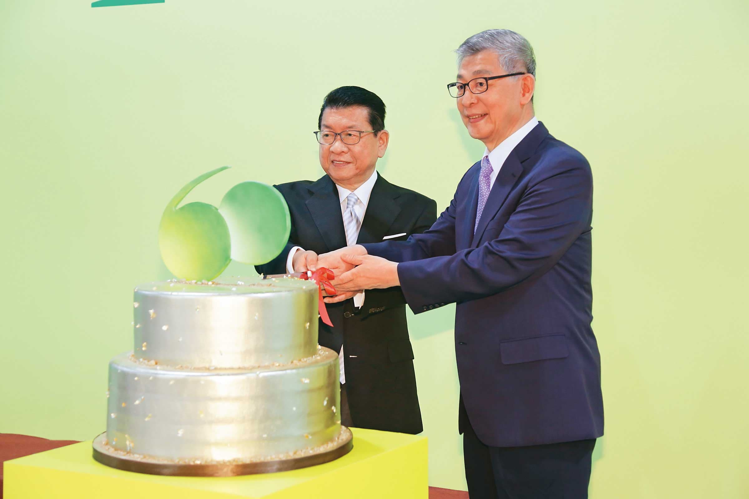國泰金控60週年慶時,蔡宏圖(右)與蔡鎮宇(左)兄弟難得同台。(國泰金提供)