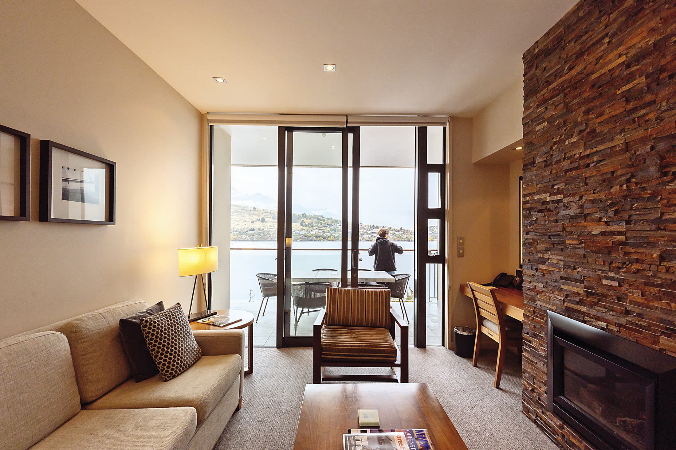 「Superior One Bedroom Apartment」擁有獨立的客廳空間。