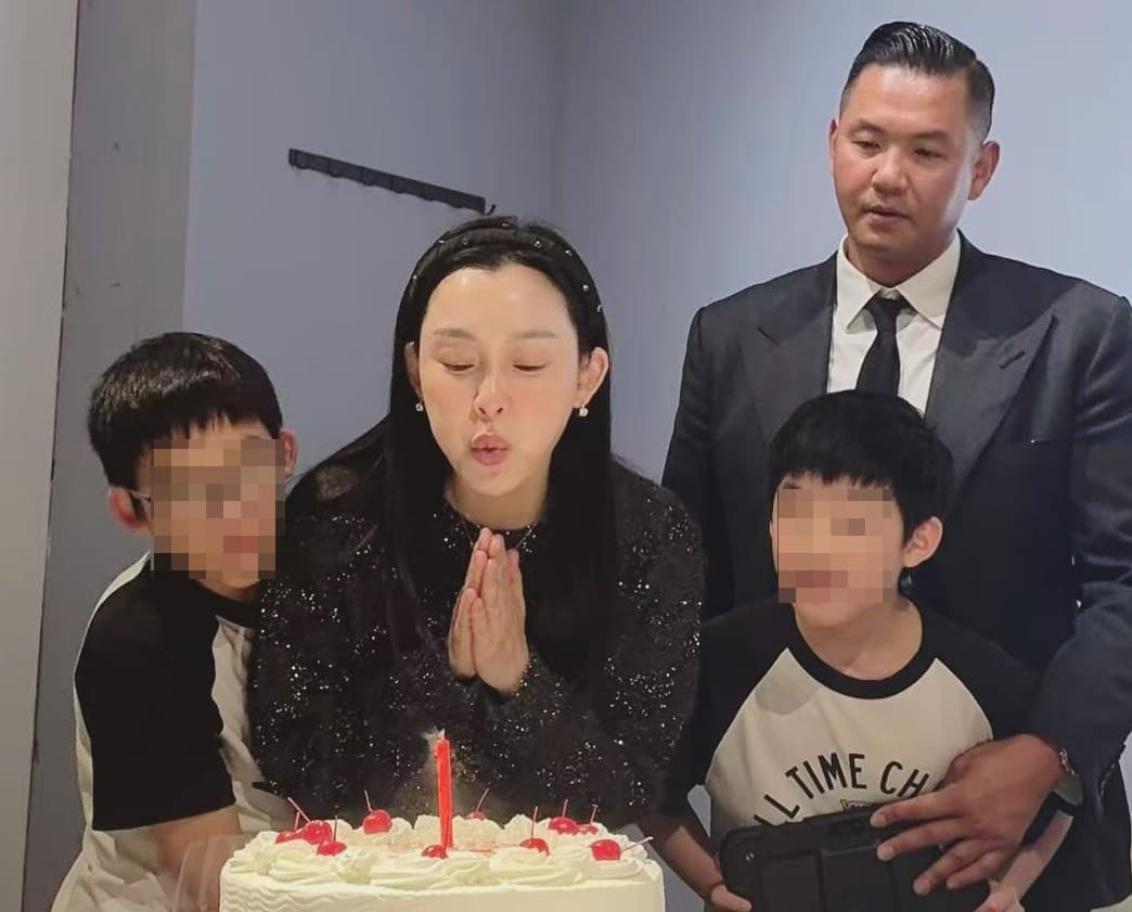 黑人(右一)、范瑋琪(左二)夫妻育有飛飛、翔翔2子,一家四口情感緊密。(翻攝自范瑋琪IG)