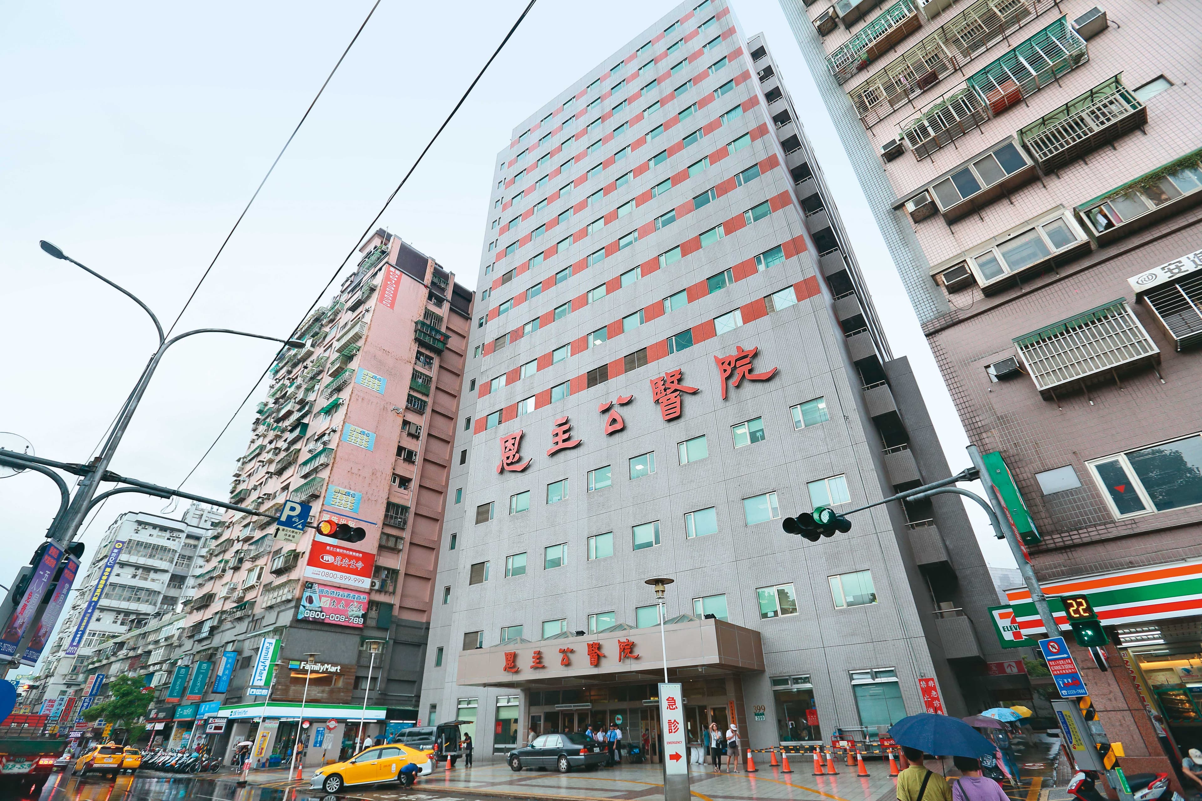 三峽恩主公醫院過去曾討論擴建但卡關,李四川允諾年底當選後,將以市府角色給予協助。