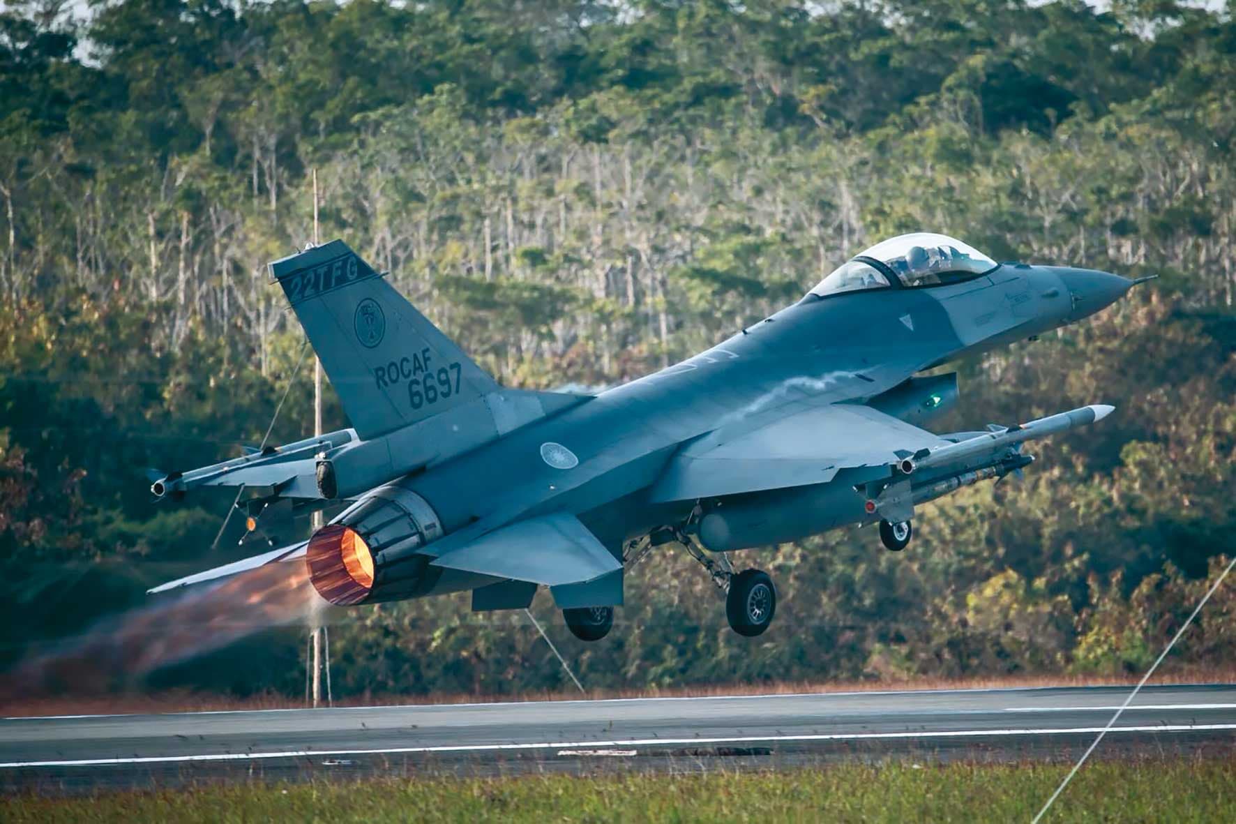 嘉義水上機場駐紮空軍第4聯隊,由F-16負責堅守台海安全,軍方添置AI系統輔助水上投彈演練監控。(翻攝中華民國空軍臉書)