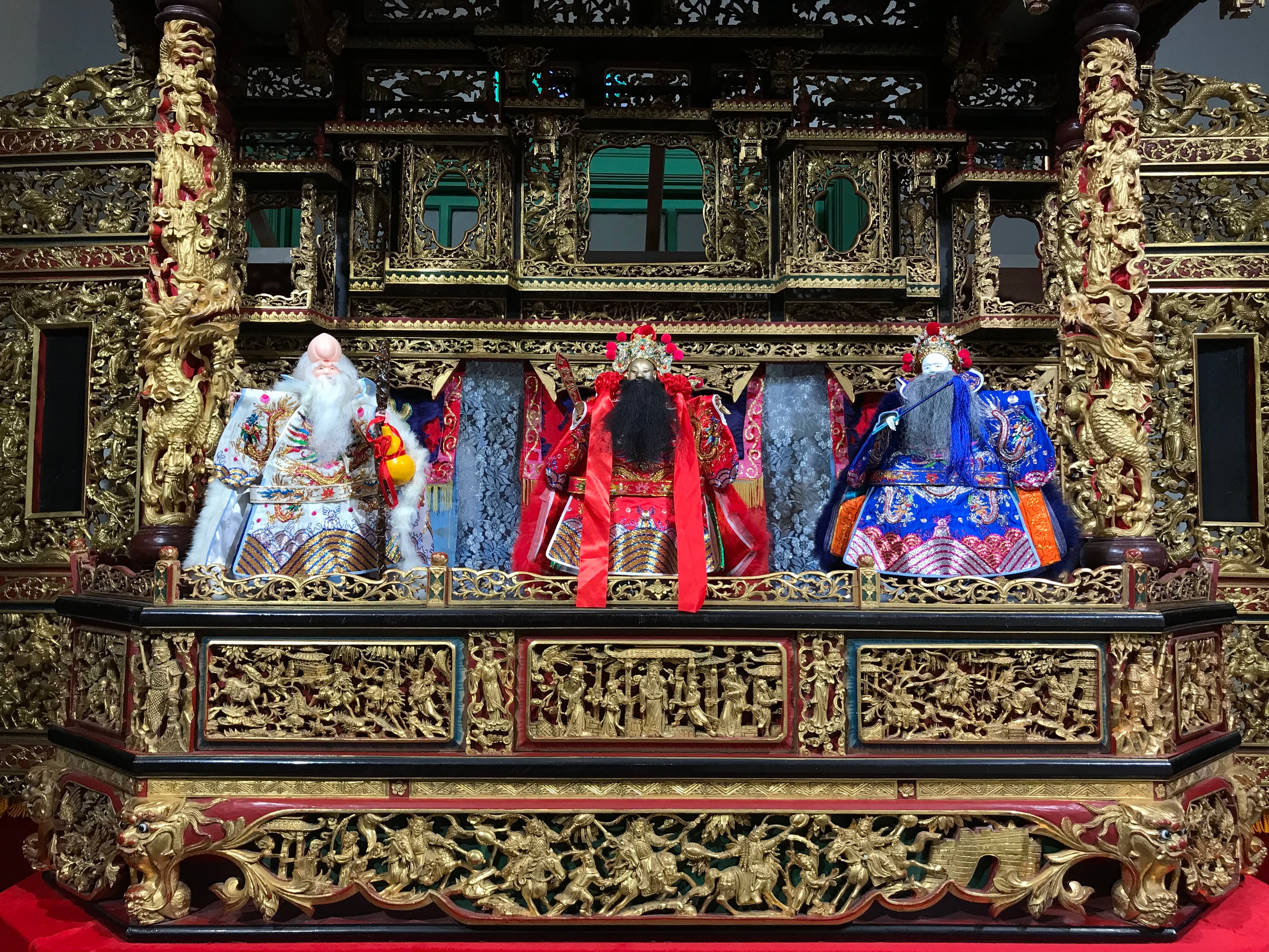 特展中出現黃海岱傳統彩樓、佈景戲台等珍奇布袋戲瑰寶。(霹靂國際多媒體提供)