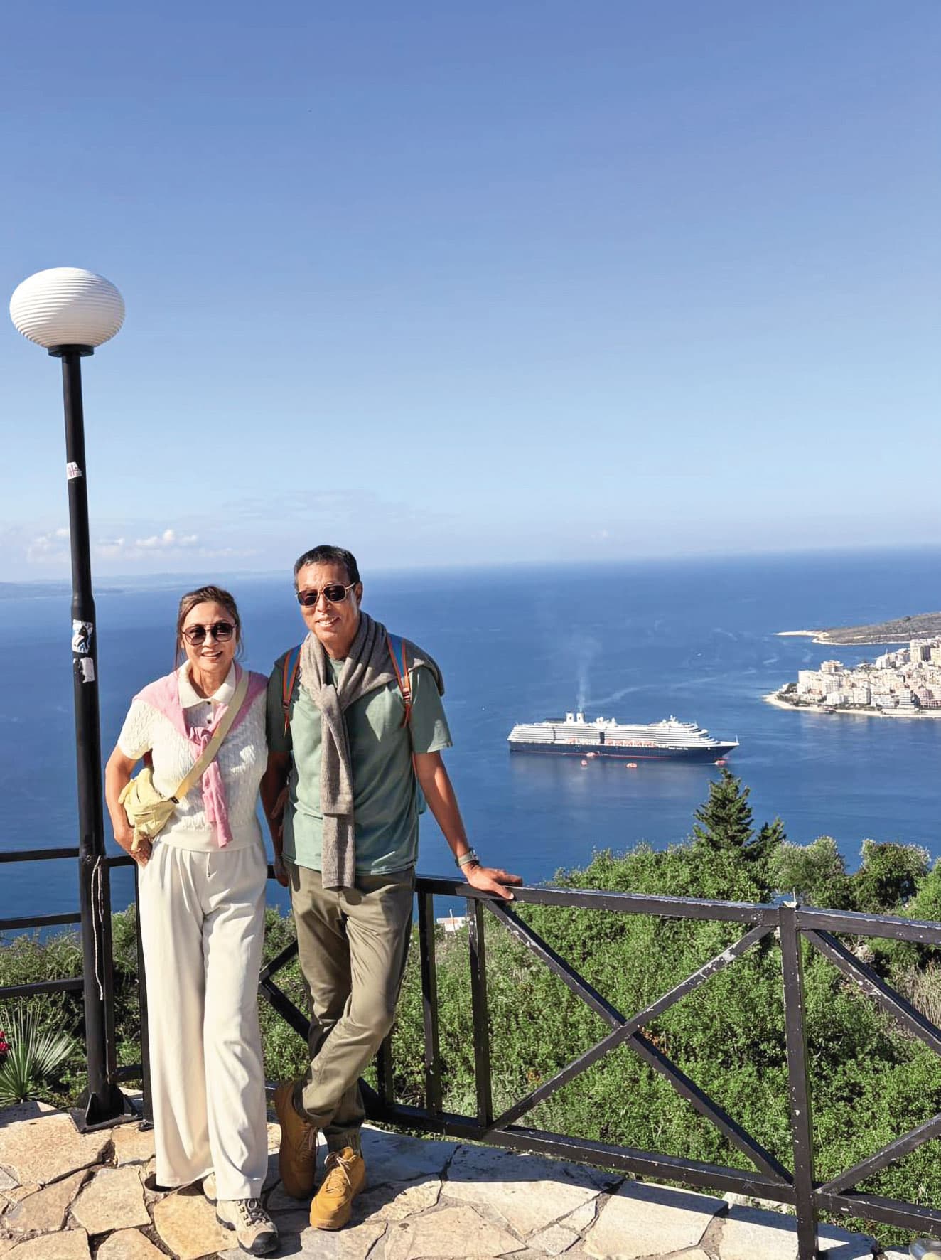 田臨斌(右)與太太(左)20年來旅行超過100個國家,生活豐富精彩。(翻攝自老黑看世界臉書)