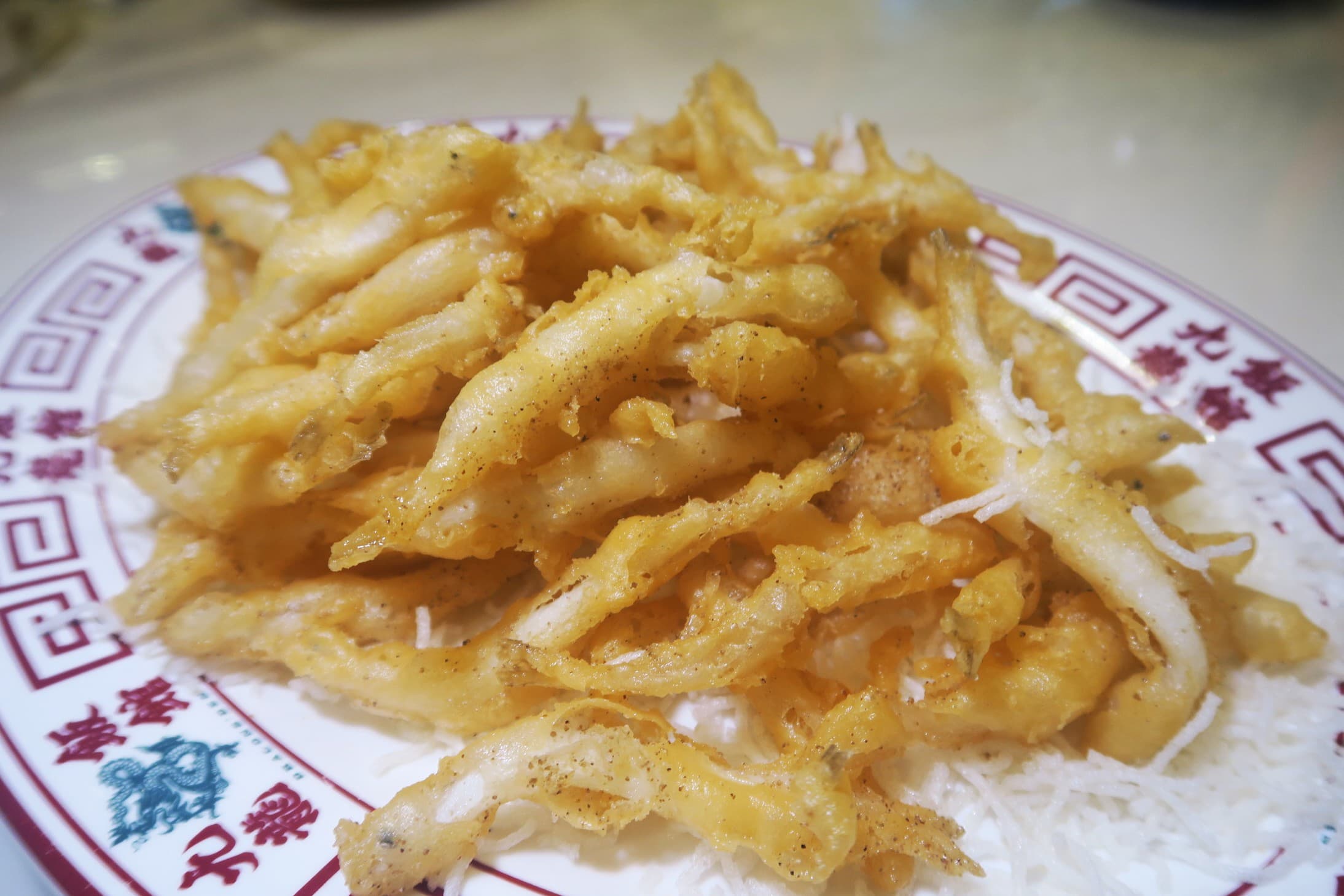 「椒鹽白飯魚」炸得金黃酥脆,毫不油膩,椒鹽調味恰到好處,是絕佳下酒菜。(港幣78元/份,約NT$316)