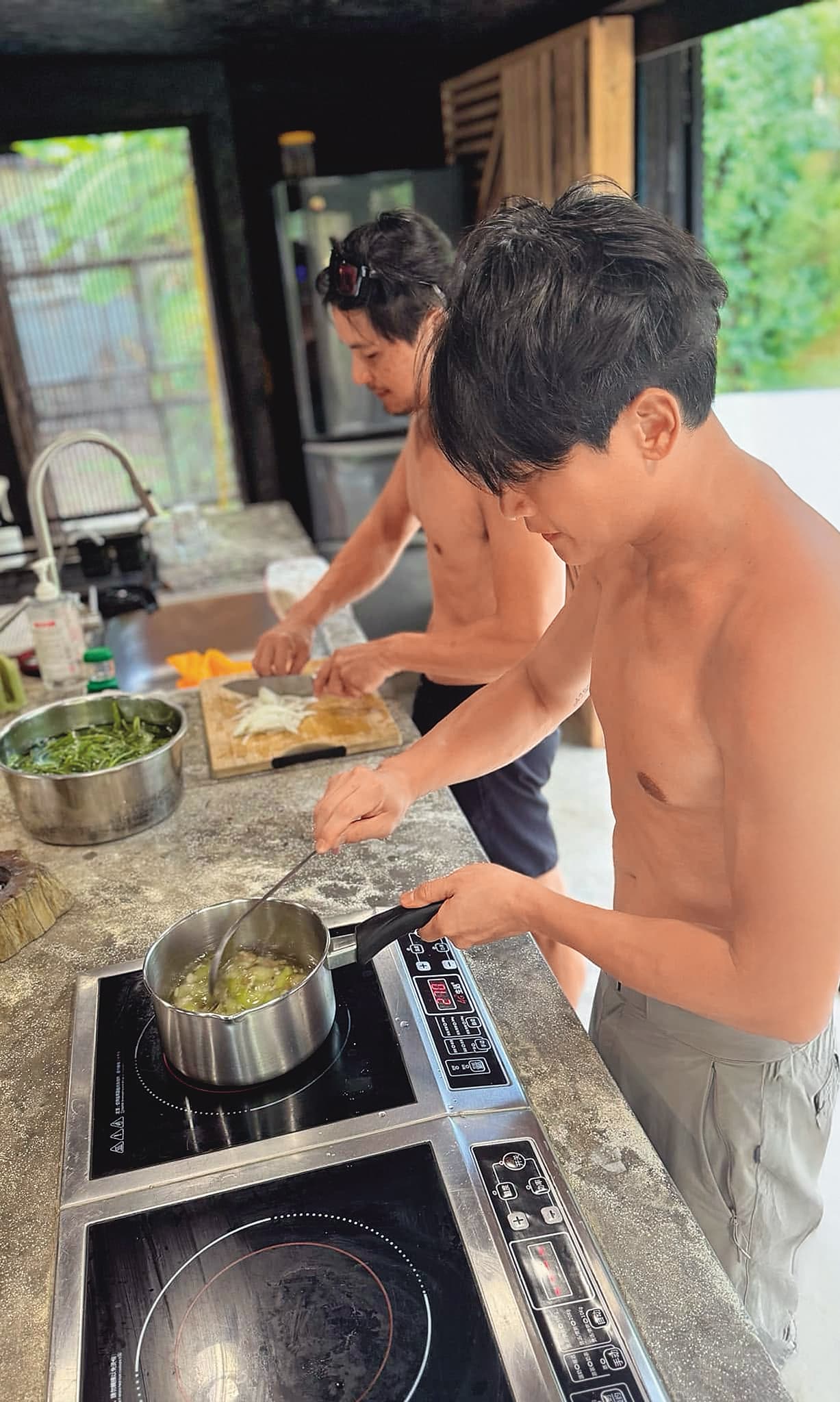 Duncan(左)在家裡常和王振復(右)一起做菜,也培養出不錯的交情。(翻攝自王振復臉書)