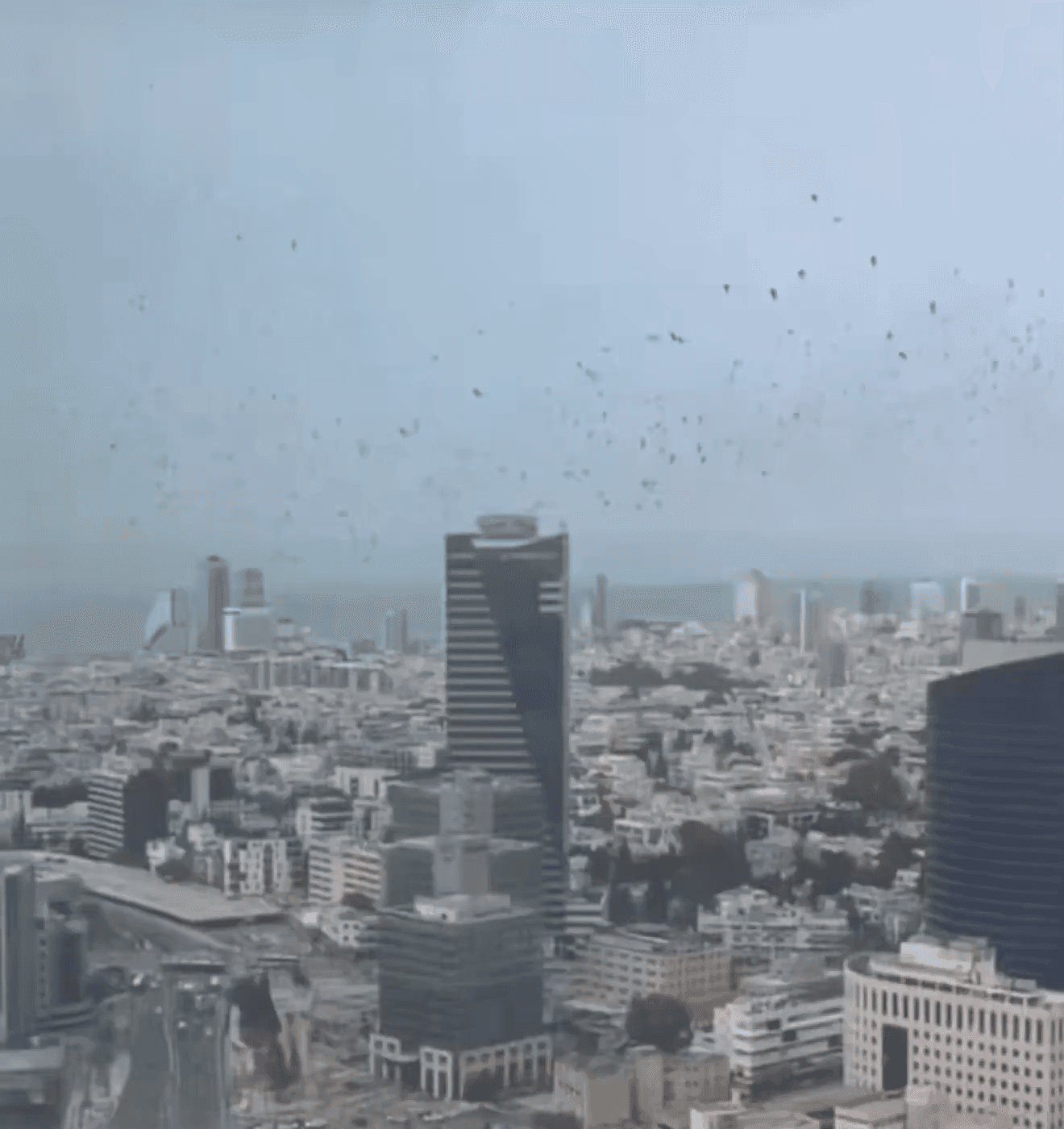 以色列特拉維夫上空出現大量烏鴉盤旋,畫面在社群平台瘋傳。(翻攝X@Jvnior)
