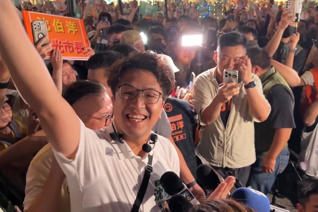 沈伯洋在公館商圈掀起「洋流」,名嘴大讚其群眾號召力勝過黃仁勳,堪比2018年的「韓流」。(鏡報袁維駿)