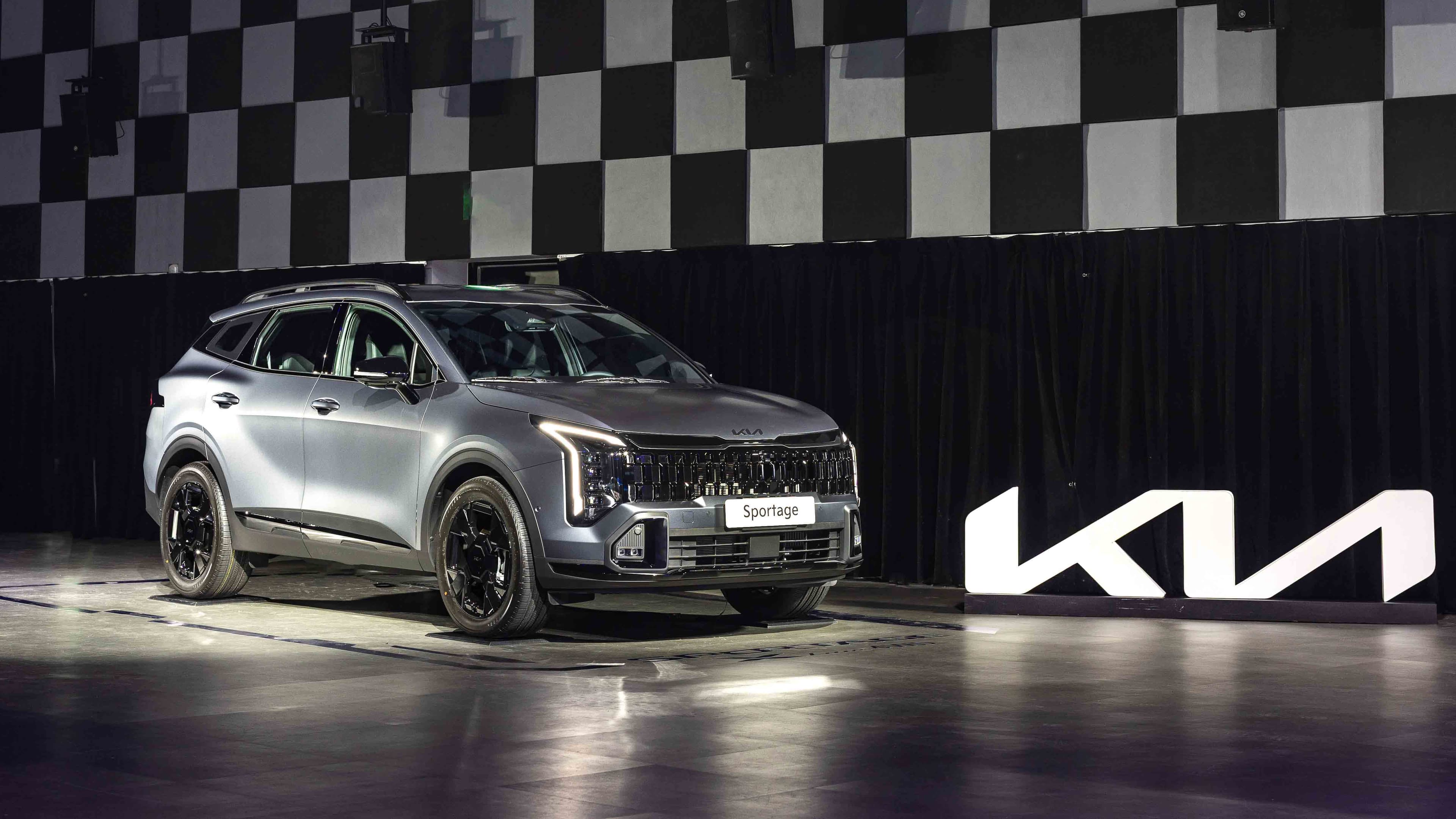 全新Sportage首次導入全新世代油電動力,油電動力Turbo-Hybrid車型採用1.6油電動力,可提供達235ps/37.4kg-m的最大綜效馬力和扭力。