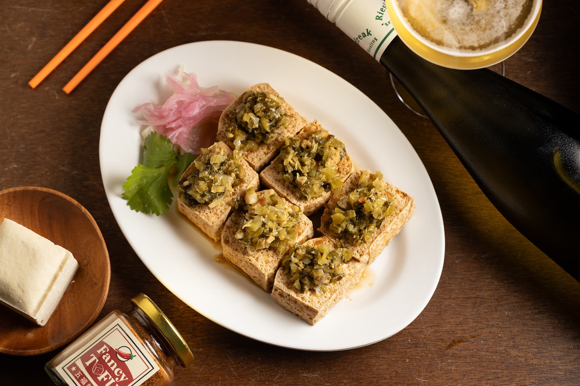 「客家酸菜炒豬絞肉」在酸菜裡加入新鮮檸檬與薑,清爽酸鹹的滋味,讓臭豆腐吃起來層次更細膩。(100元/份)
