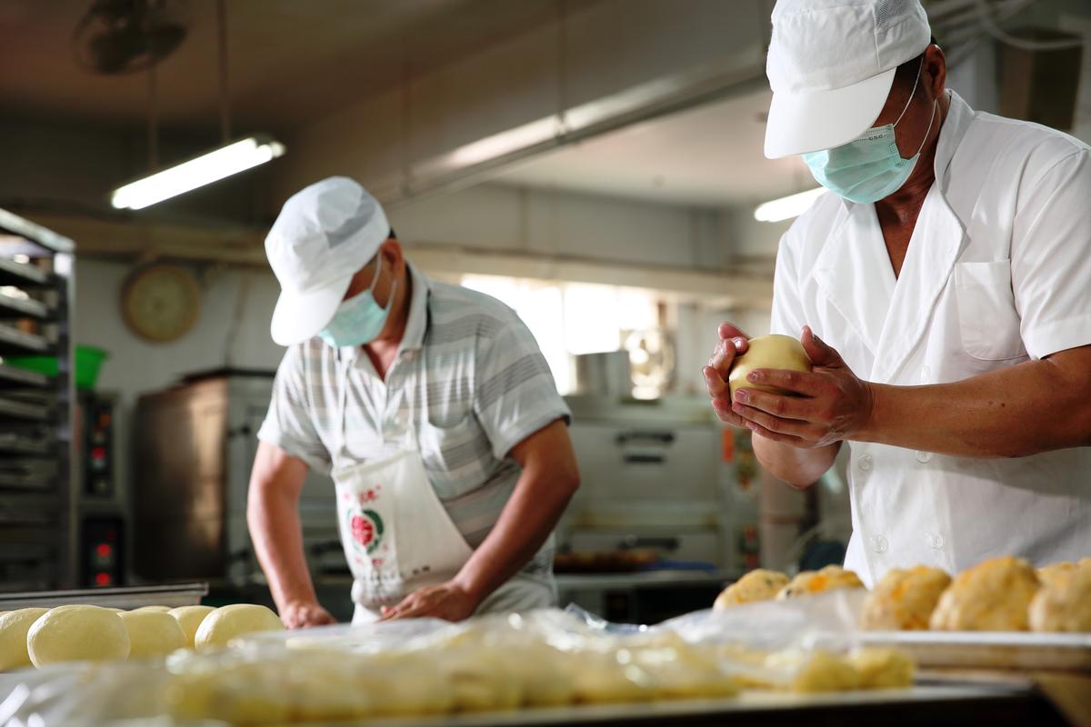中式喜餅多數工序仍仰賴手工製作。