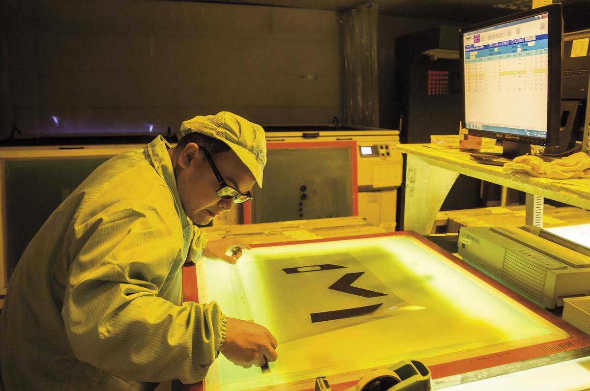 政伸把印刷貼標製程納進設計、 分色、製版、網印、後加工等區塊，成為一條龍模式。