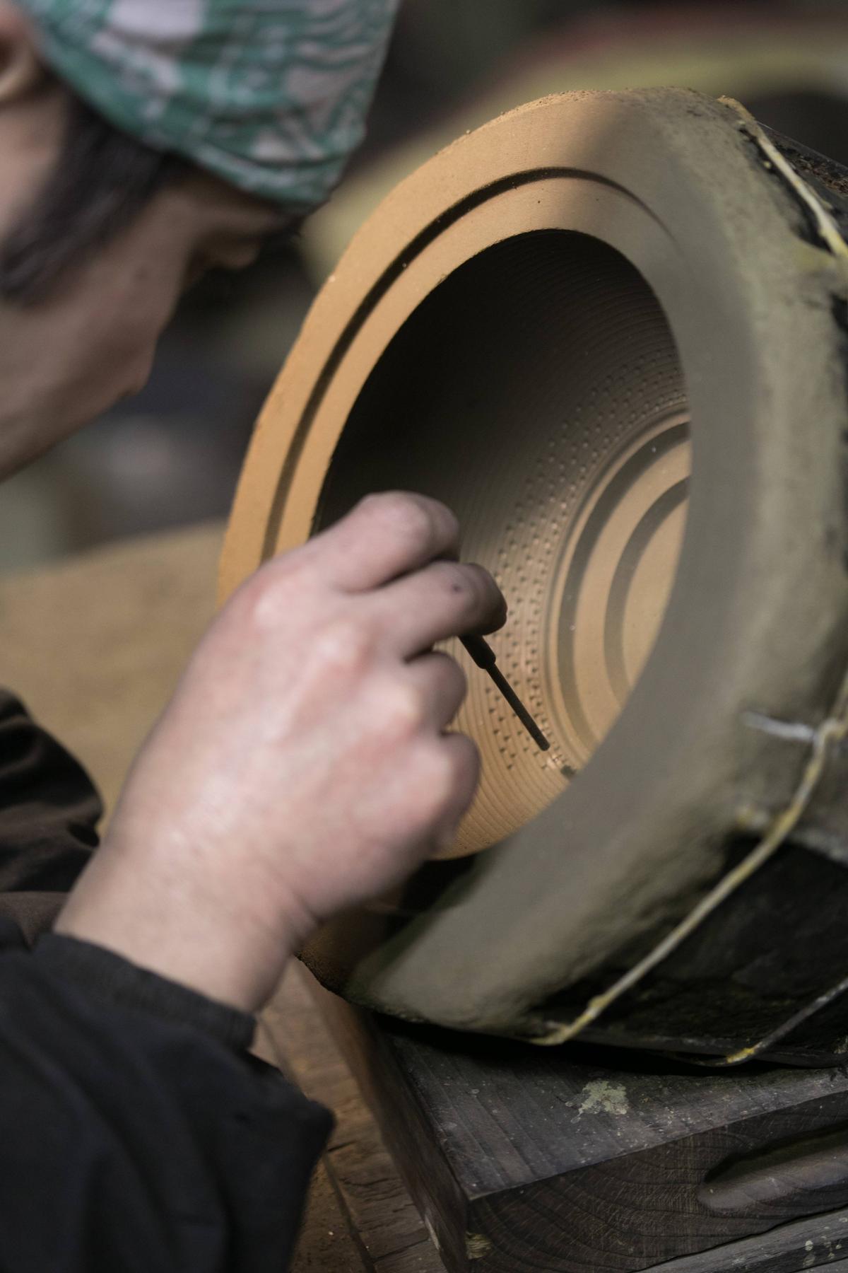 鐵壺上的每一個紋路，都由人手刻印而成。