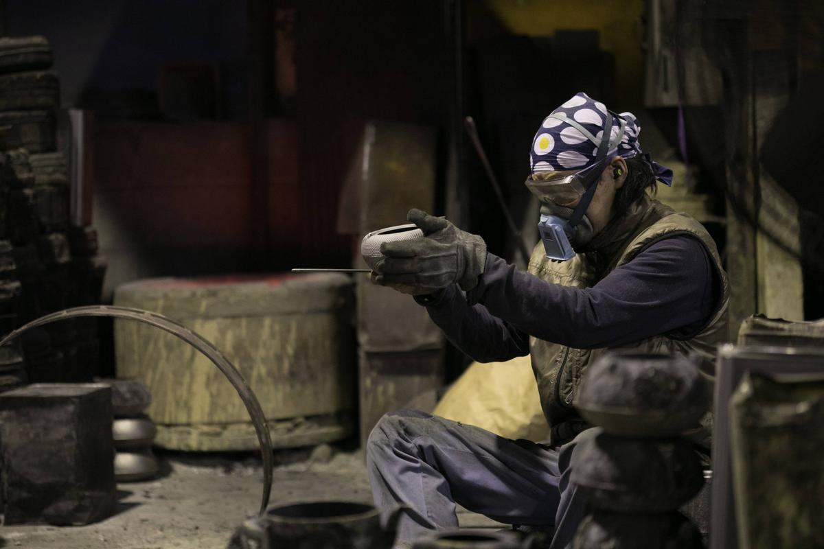 工匠認真檢視剛出爐的成品。