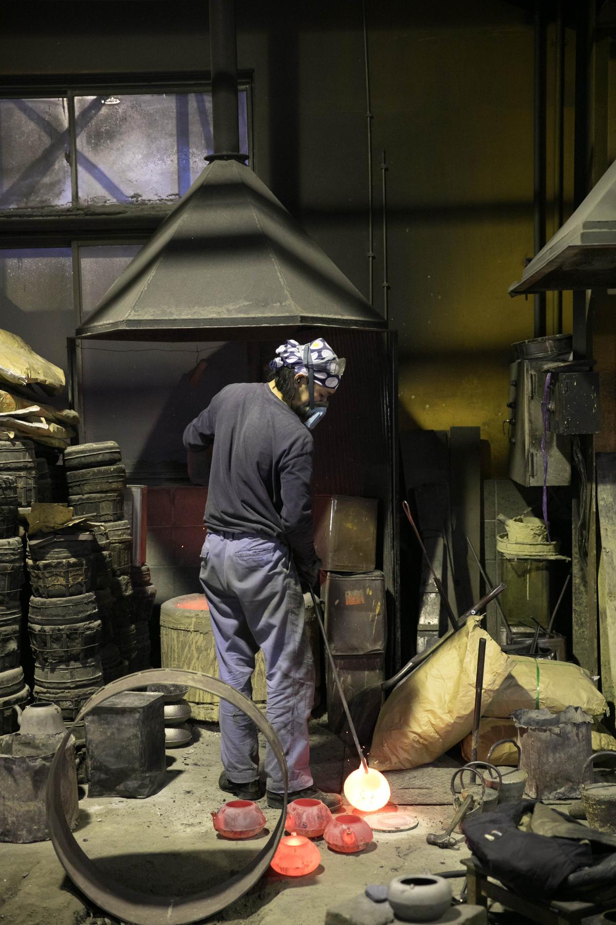 每一個鐵壺，都是在高溫爐火中燒製而成。