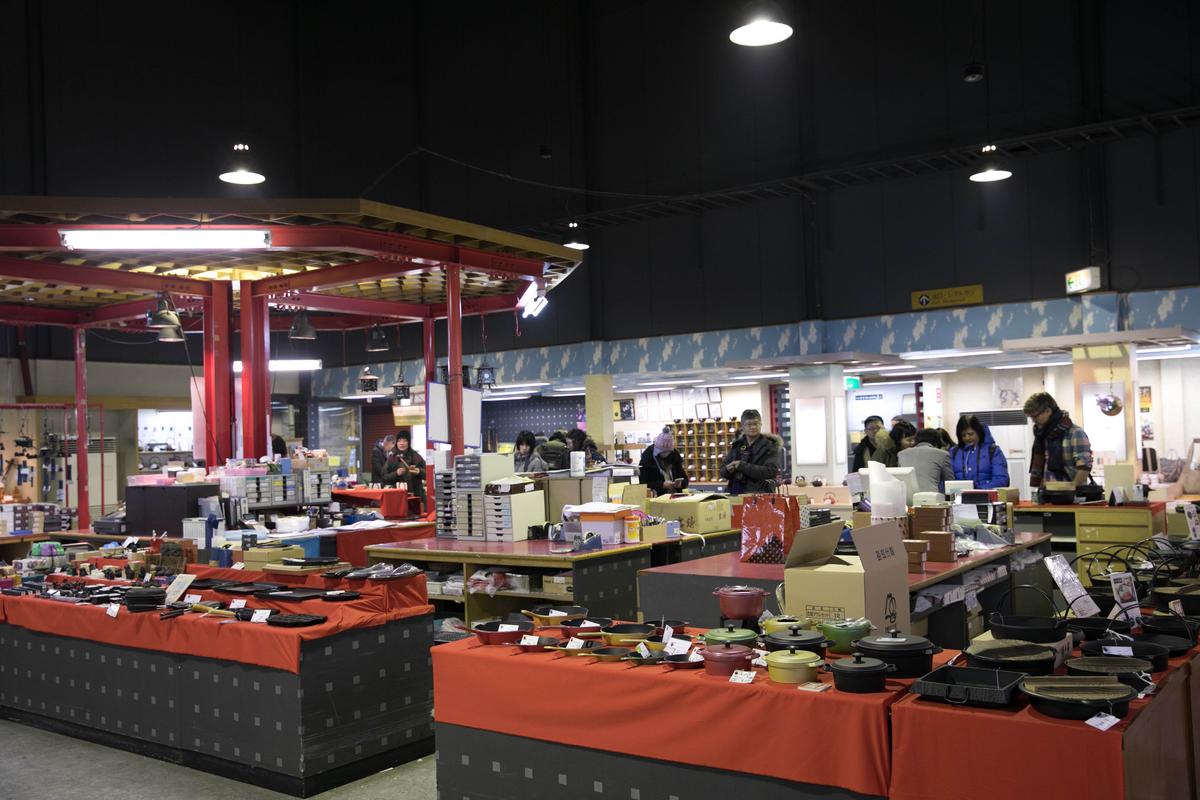 「岩鑄鐵器館」展售各種廚房道具，叫人目不暇給。