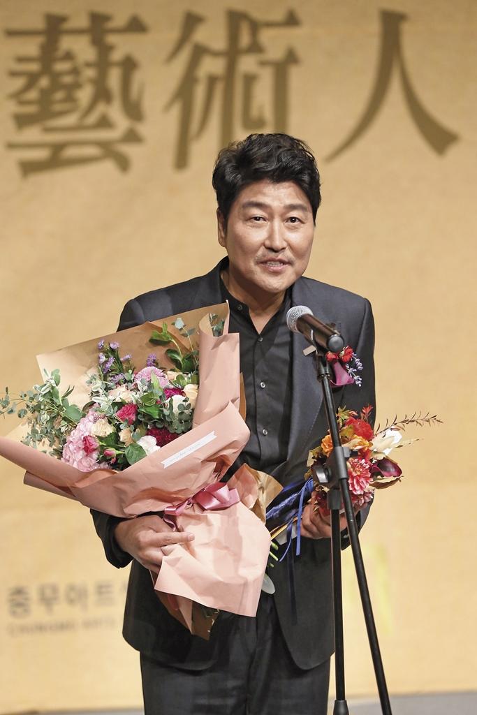 南韓影帝宋康昊也被列入朴槿惠的「藝文界黑名單」之中。圖為2016年10月25日宋康昊在第六屆「藝術人賞」發表評論。（東方IC） 