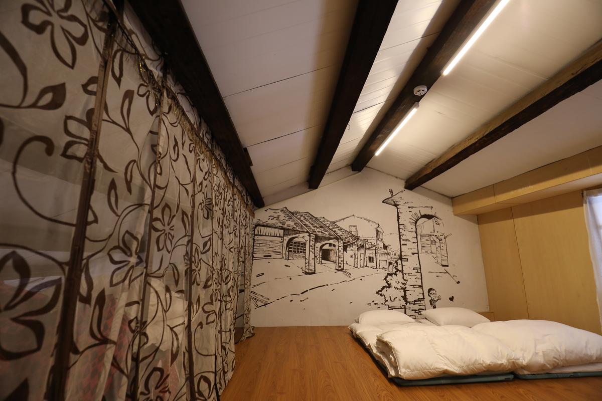 背包客棧牆面塗鴨老街記憶。