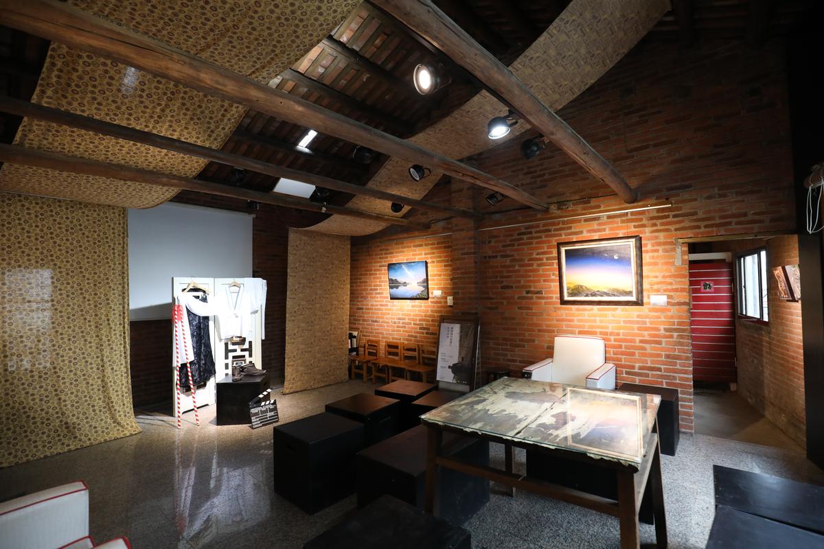 老宅裡的表演空間本身就是一齣時空穿越劇。