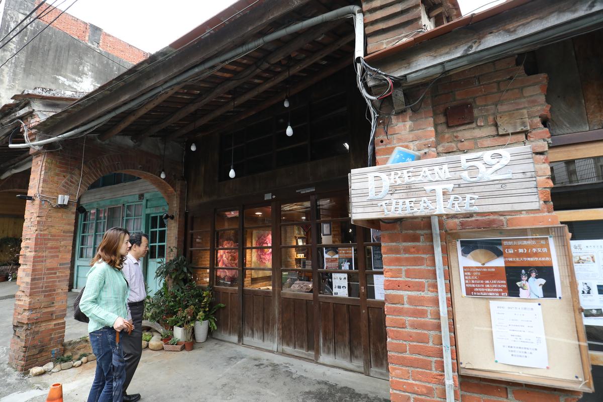 劇場咖啡館保有老宅表情，門面古樸低調。