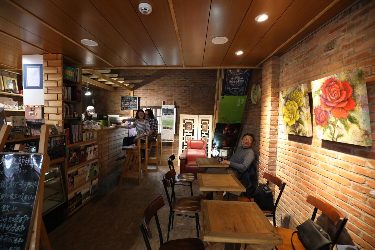 牆面是藝廊，提供新銳藝術家和在地素人展出平台。