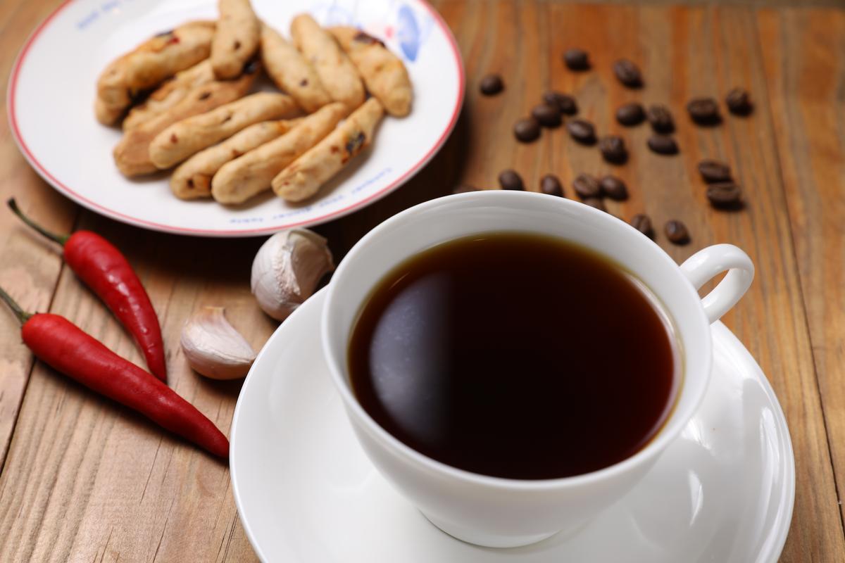 來杯「手沖咖啡」（110元／杯），佐配辣椒和大蒜風味的「手工餅乾」（40元／份）。