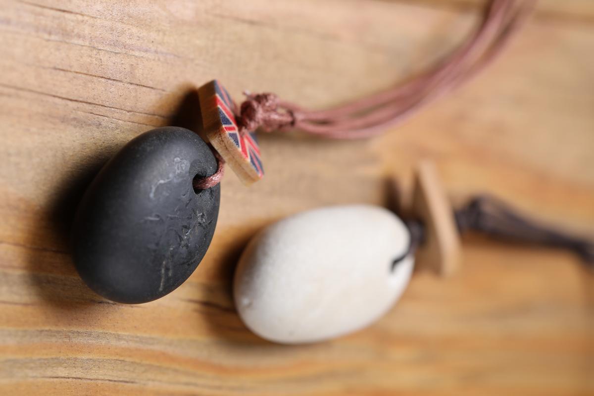 女主人手作的「黑白石項鍊」，呼應關西人文風土。（400元／組）