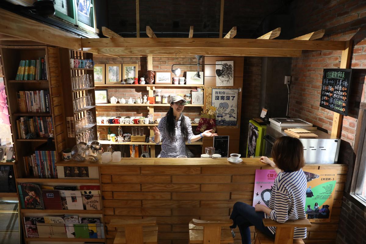 客人最愛坐在吧檯和馮凌慧聊戲、談咖啡。