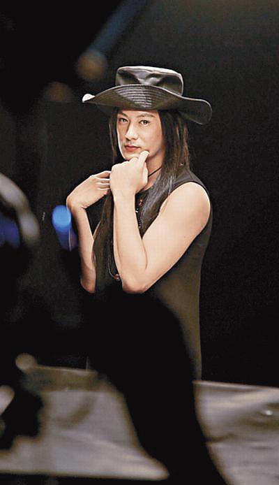 余文戴上長假髮、穿長裙,還變換辮子造型。