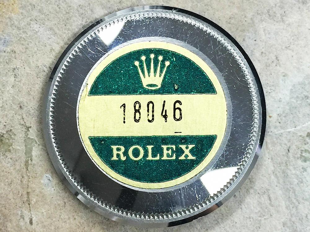 1960年代初至80年代末，全新的ROLEX腕錶僅在底蓋貼有型號貼紙，為綠金相間設計，中間印有錶款型號。這種樣式的貼紙長期佩戴易掉色脫落，因年代久遠能完整保存者少，故市面上也不少後製印刷之偽物，一旦流入不肖錶商並貼上古董錶底蓋，往往能多賣個幾萬塊。