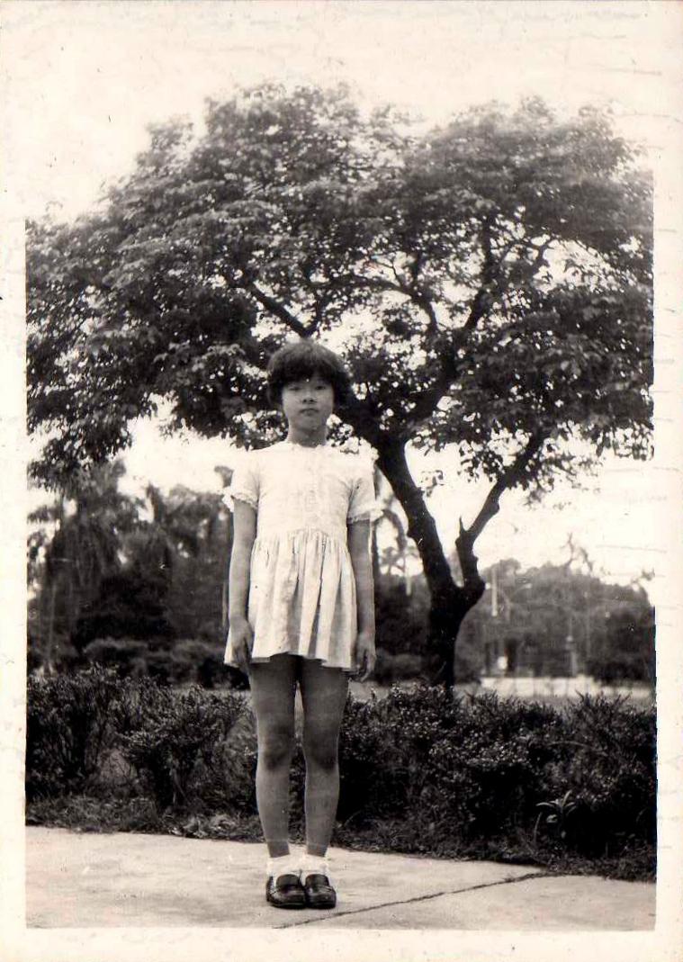 童年時期的丘愛芝是可愛的小女生，穿洋裝，也玩洋娃娃。（丘愛芝提供）