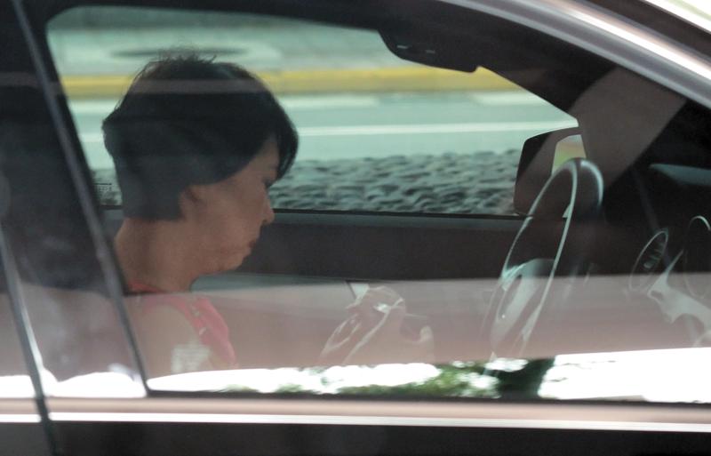 張姓獅奶的駕駛技術十分可觀,還可以趁停車的時候打理她的指甲。