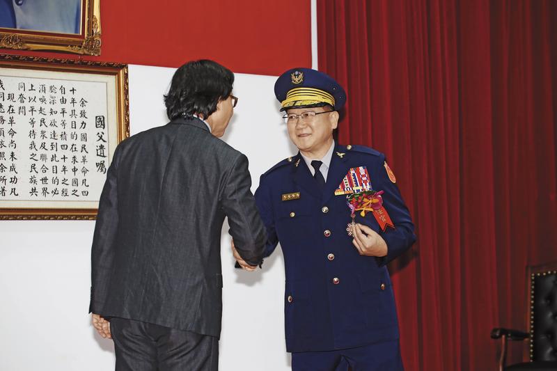 警政署長陳國恩(右)在世大運後,已調任國安局副局長。