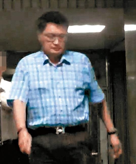 9月13日,00:39:32,捲入股市禿鷹案的前金檢局長李進誠(圖),從吳乃仁最愛的酒吧走出。