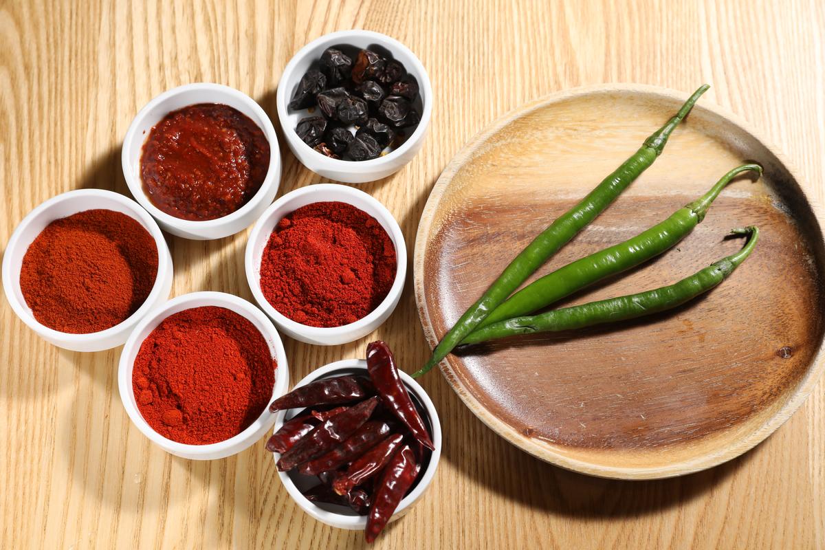 辣味料理最主要用到Kashmiri Chili、Guntur Chili、Paprika 3種辣椒粉，分別取其香氣、辣味和顏色。