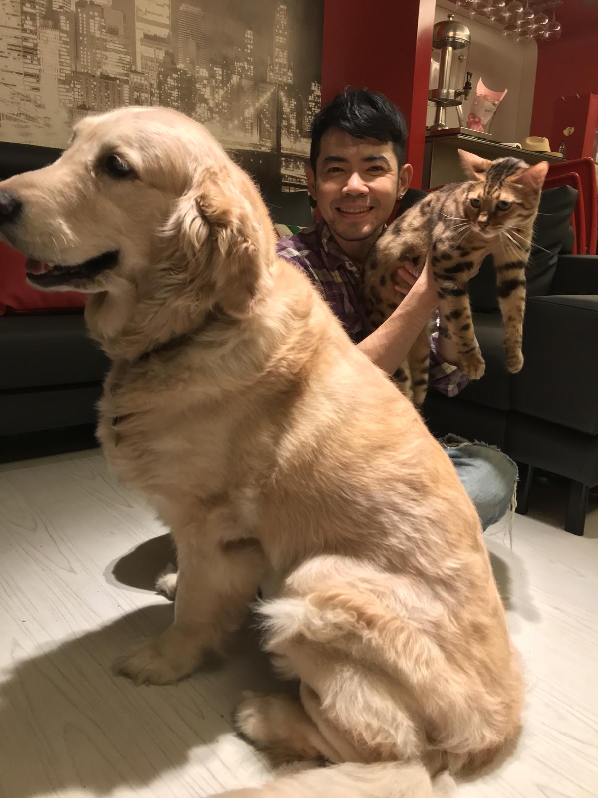 狗女儿BELLA跟猫儿子威力是NO NAME的家中两位成员，小时还曾睡在一起相亲相爱感情超好。（NO NAME提供）